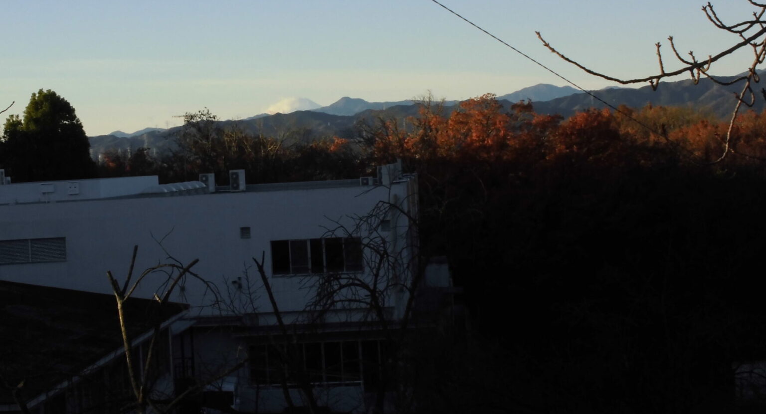 初冬、遠方に見える富士山